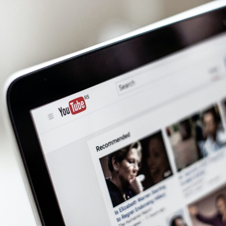 Schermo di un MacBook aperto sulla home di Youtube