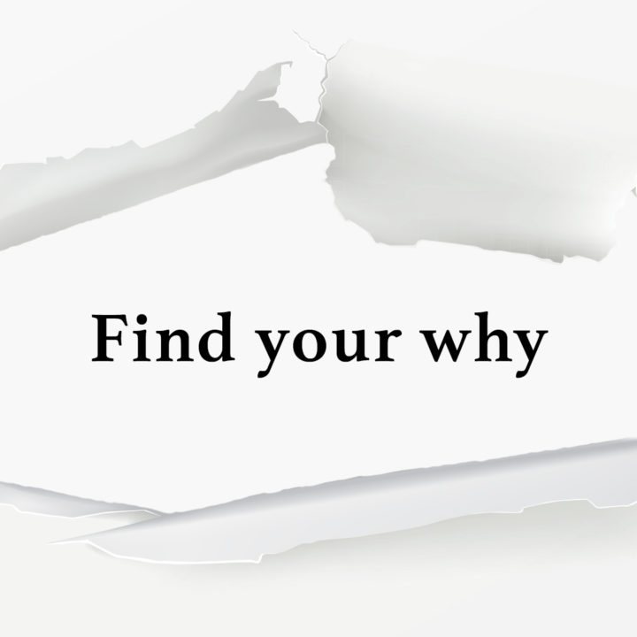 Pagina bianca con squarcio e al centro la scritta "Find your why"