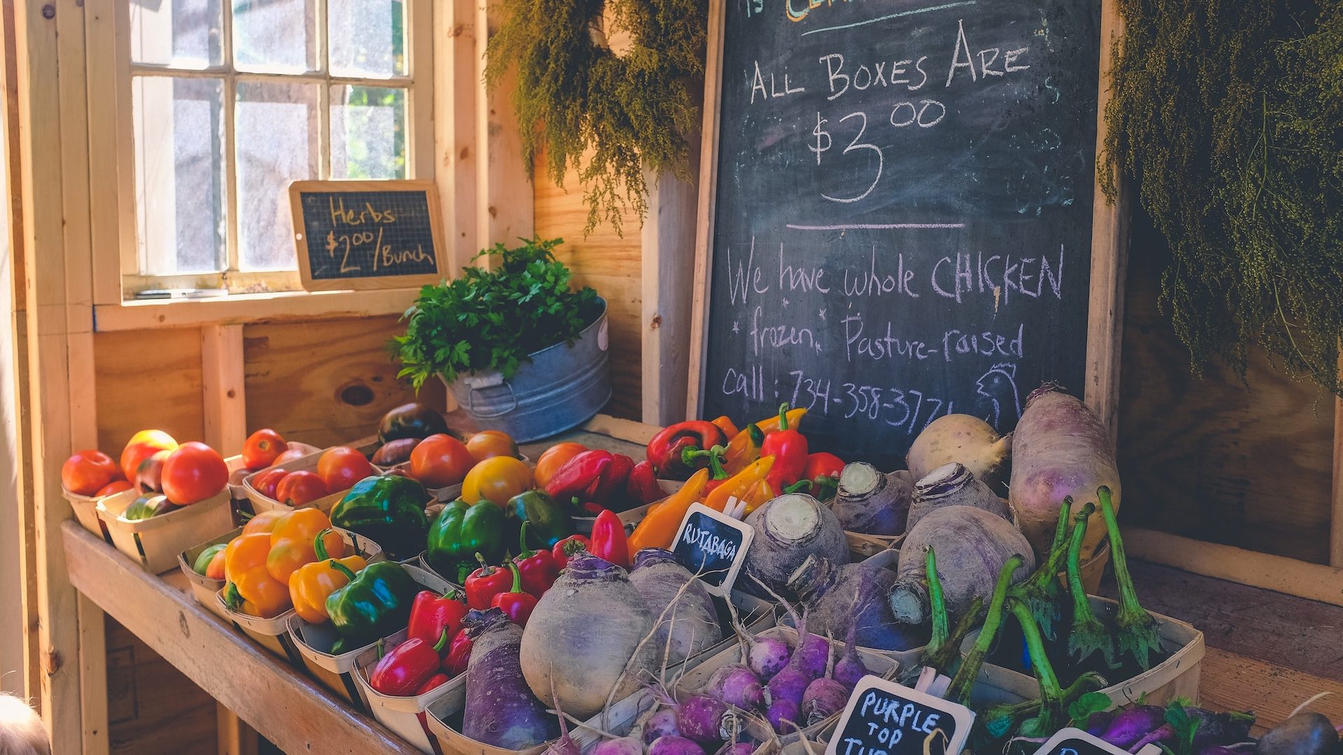 Mercato ortofrutta biologico con le verdure in cassette