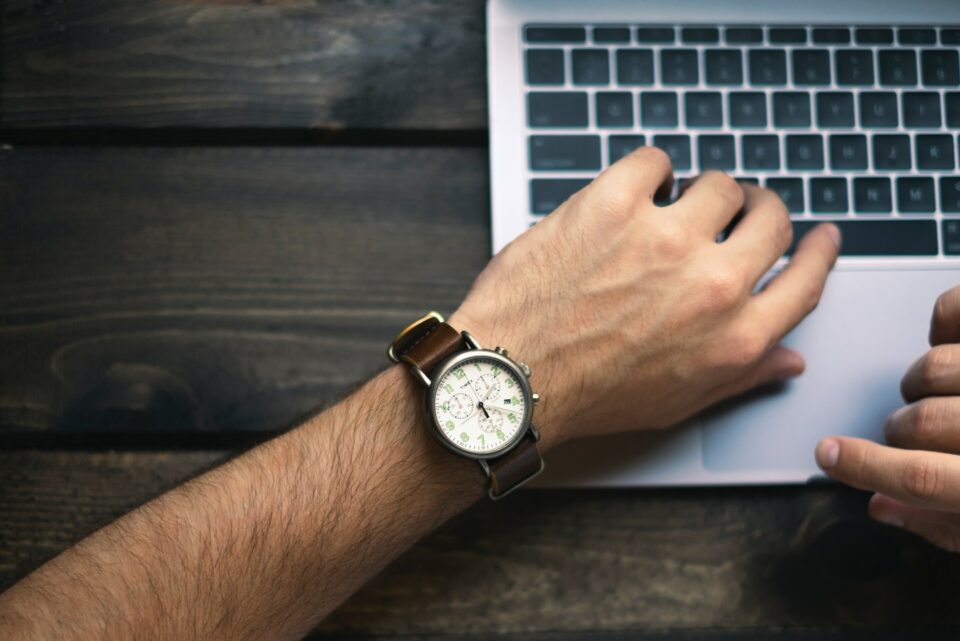 primo piano di un polso con orologio