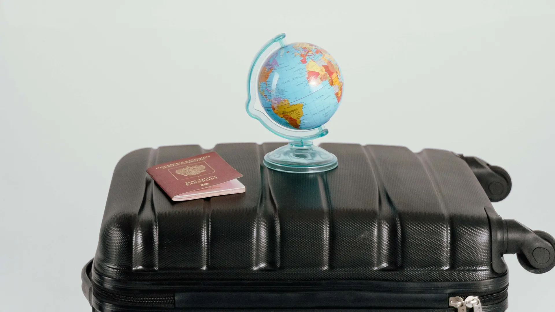 valigia con passaporto e mappamondo sopra - erasmus
