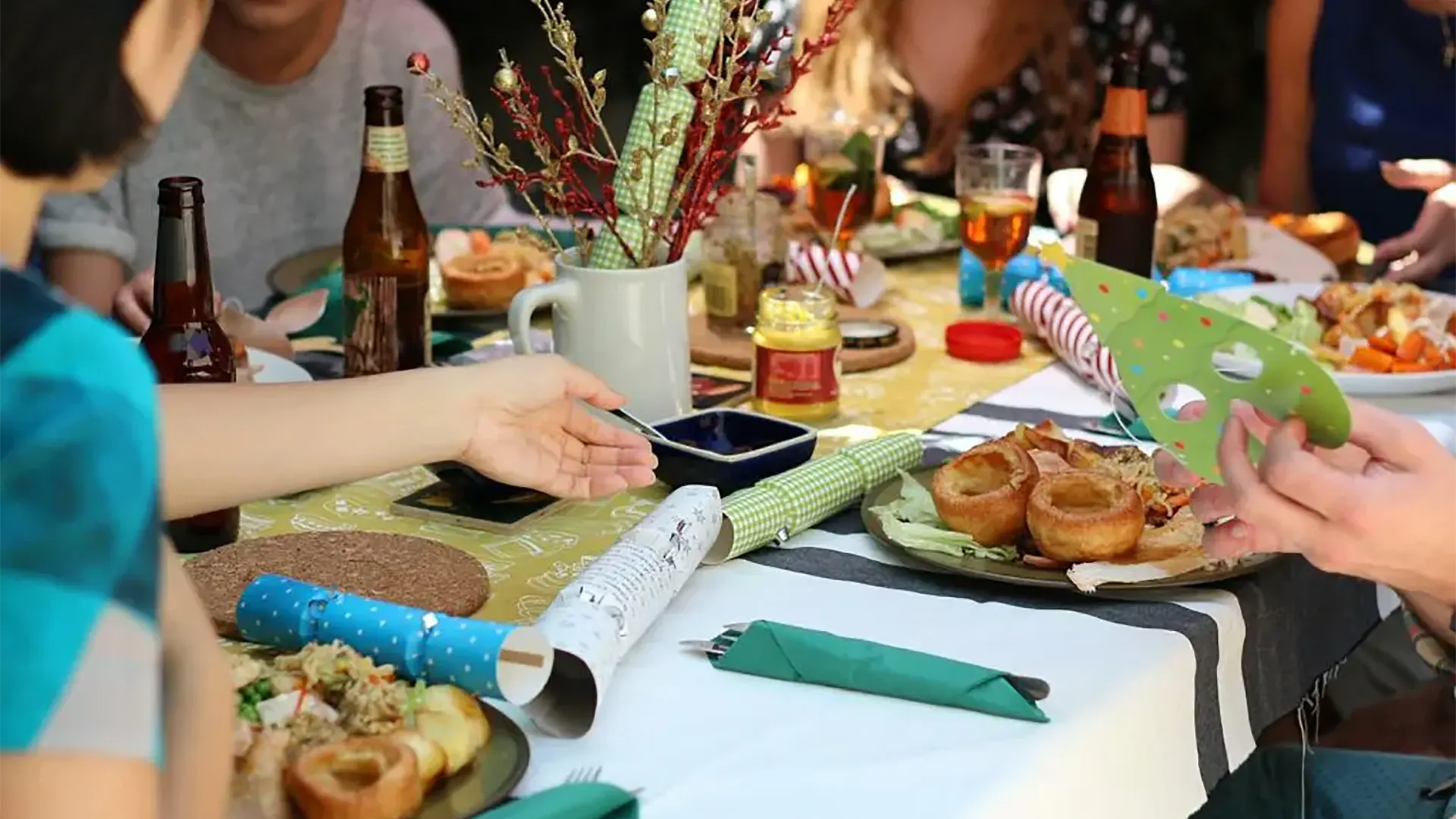 una tavolata piena di persone, cibo e decorazioni natalizie