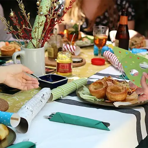 una tavolata piena di persone, cibo e decorazioni natalizie