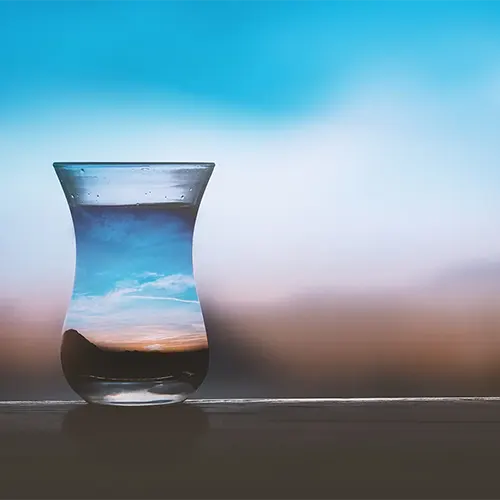 un vaso che rispecchia un tramonto