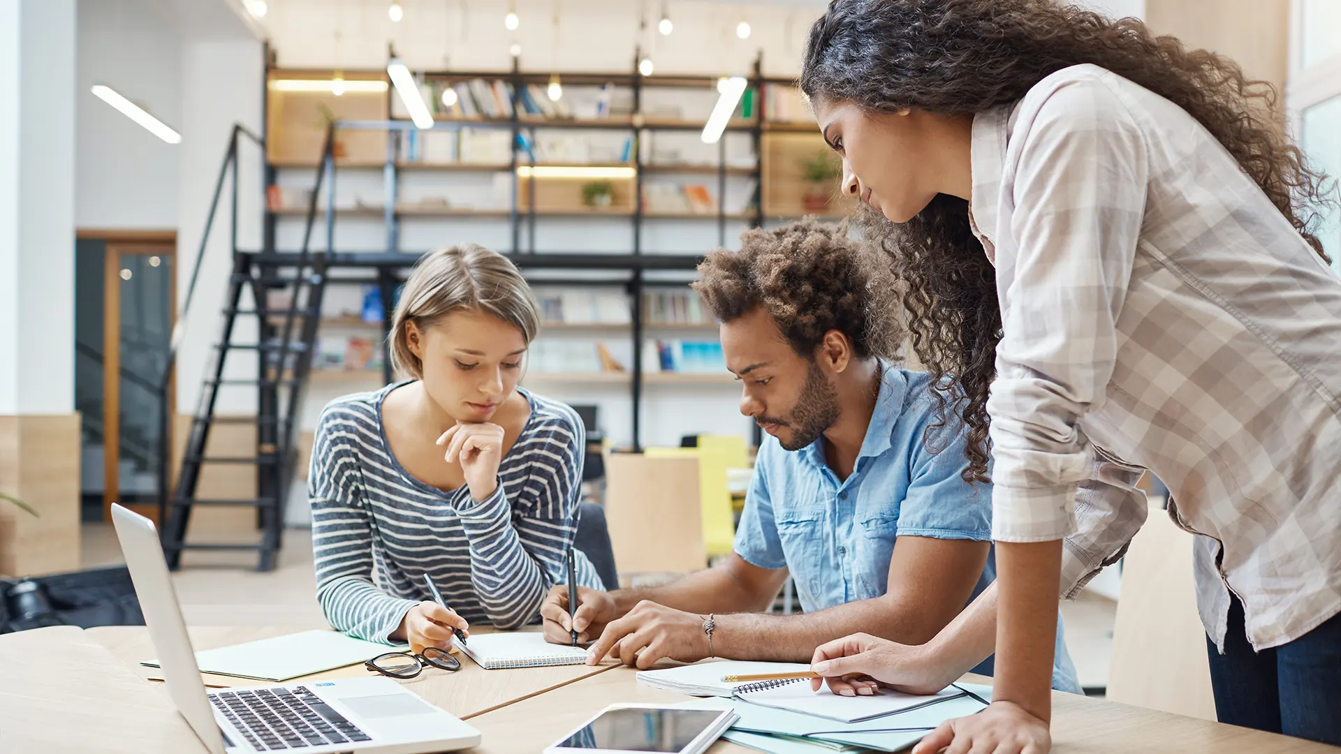 un gruppo di ragazzi che sta lavorando ad un progetto