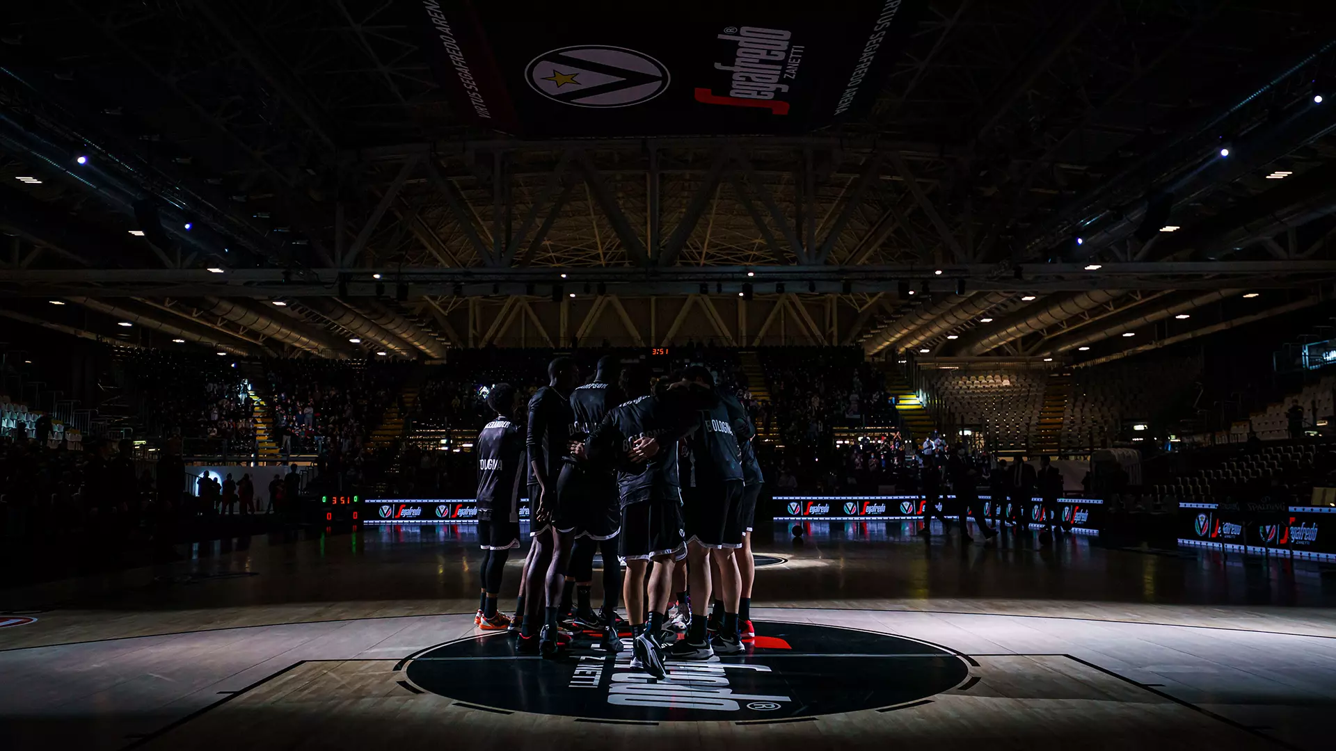 squadra di basket al centro campo