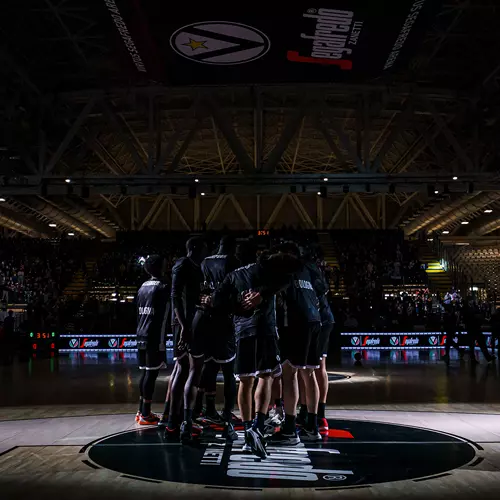 squadra di basket al centro campo