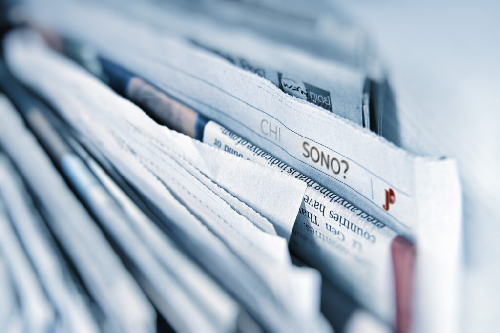 Pagina di giornale con scritte le parole 