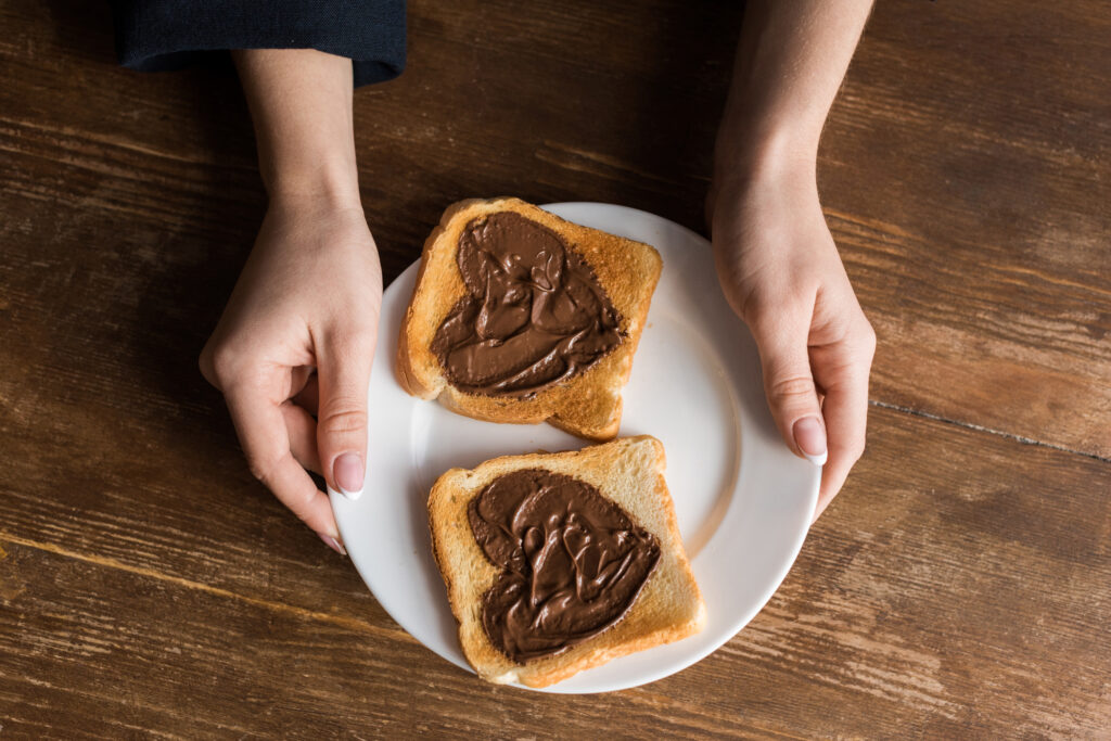 fette biscottate con nutella spalmate